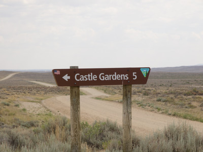 Road sign pointing toward the Castle Gardens rock art site in Wyoming